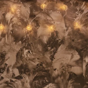 Papier peint feuillage automnal doré avec guirlande lumineuse décorative