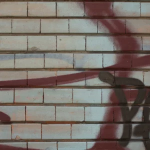 Papier Peint Effet Brique Blanche avec Graffiti Rouge Street Art