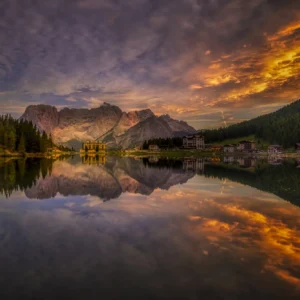 Reflet Montagnard au Coucher de Soleil sur Lac Alpin