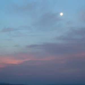 Papier Peint Ciel Crépusculaire aux Nuances Bleu Rose avec Lune