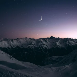 Paysage Montagneux Nocturne avec Lune et Ciel Étoilé Crépusculaire