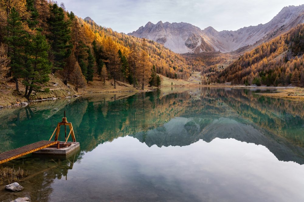 Papier peint lac de montagne automnal avec reflets parfaits