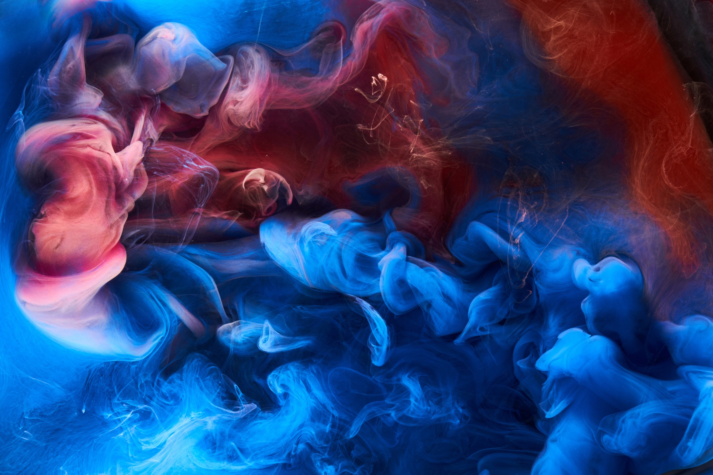 Papier Peint Abstrait Fumée Bleue et Rouge Mystérieuse