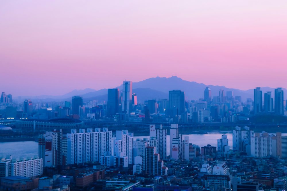 Papier Peint Panorama Urbain Coucher de Soleil Rose et Violet