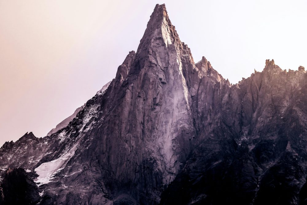 Papier Peint Montagne Majestueuse aux Tons Rosés et Violets