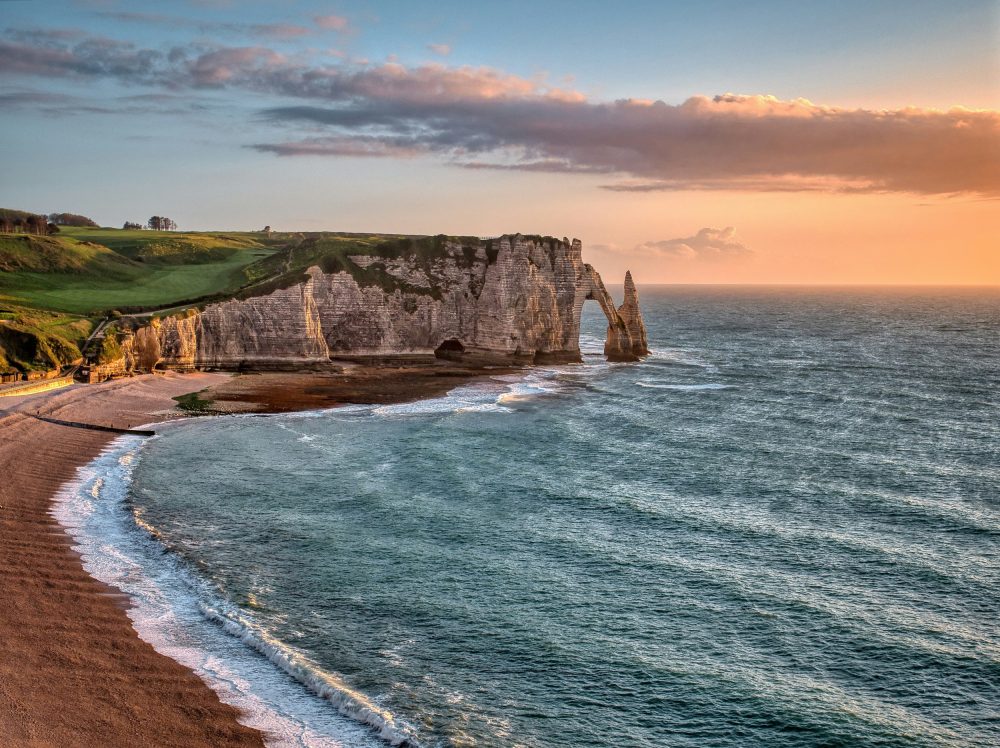 Falaises d'Étretat au coucher du soleil, paysage côtier normandie