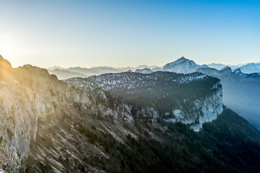 Panorama montagneux au coucher du soleil avec sommets enneigés