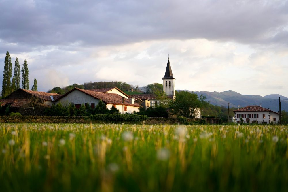Village Rural avec Église et Champs Verts au Coucher du Soleil