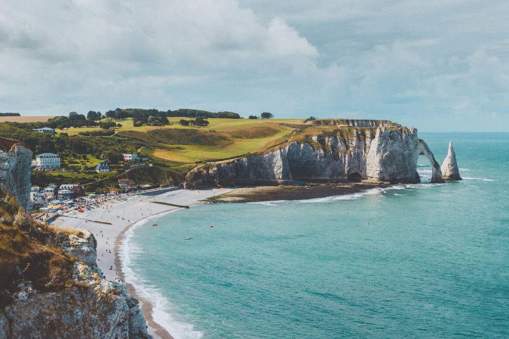 Falaises Blanches et Plage Turquoise Paysage Côtier Normandie