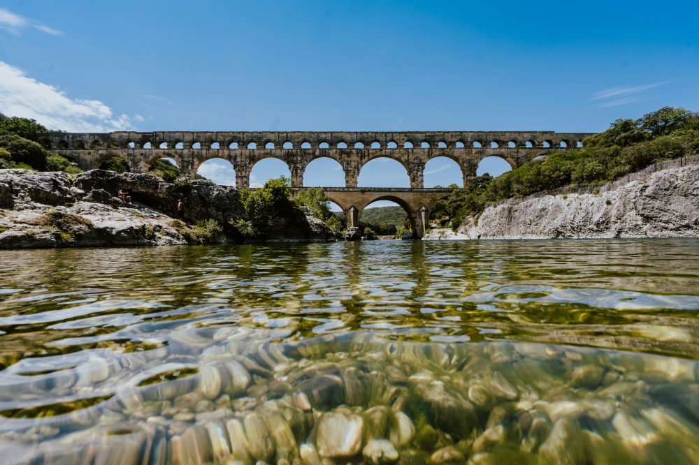 Papier peint pont romain antique rivière méditerranéenne paysage naturel