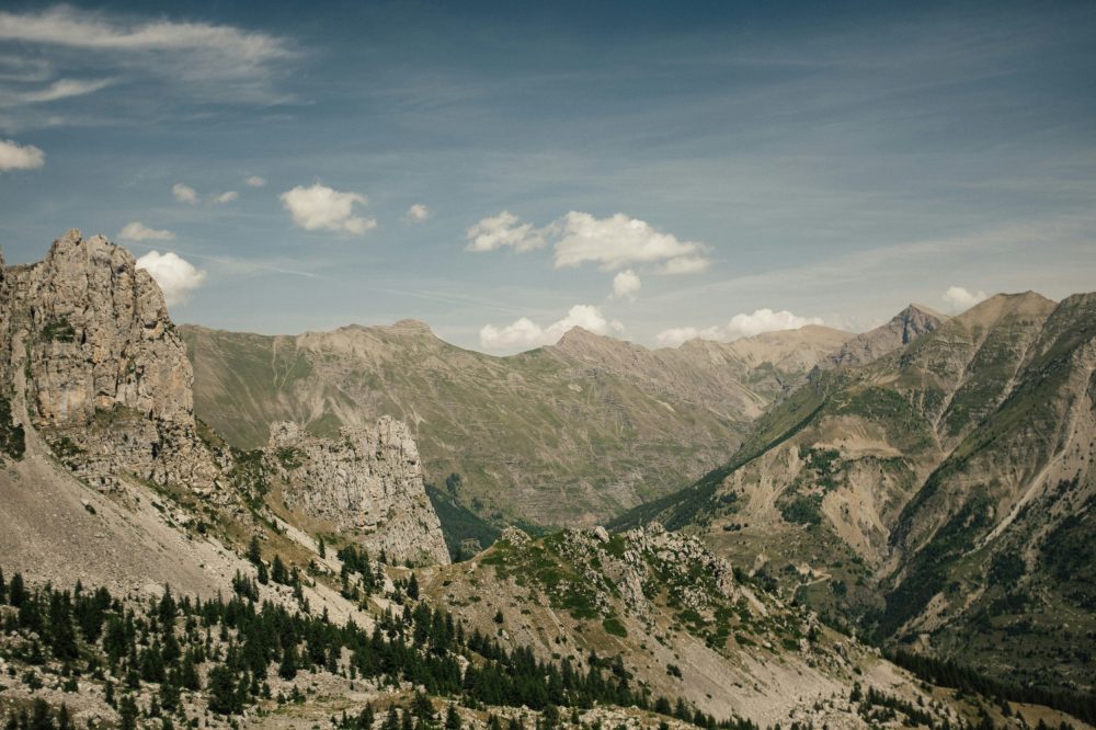 Panorama Montagneux Alpin Vallée Verdoyante et Pics Rocheux Majestueux